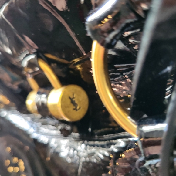 YVES SAINT LAURENT infamous MUSE bag in black patent leather & gold brass - Picture 5 of 14